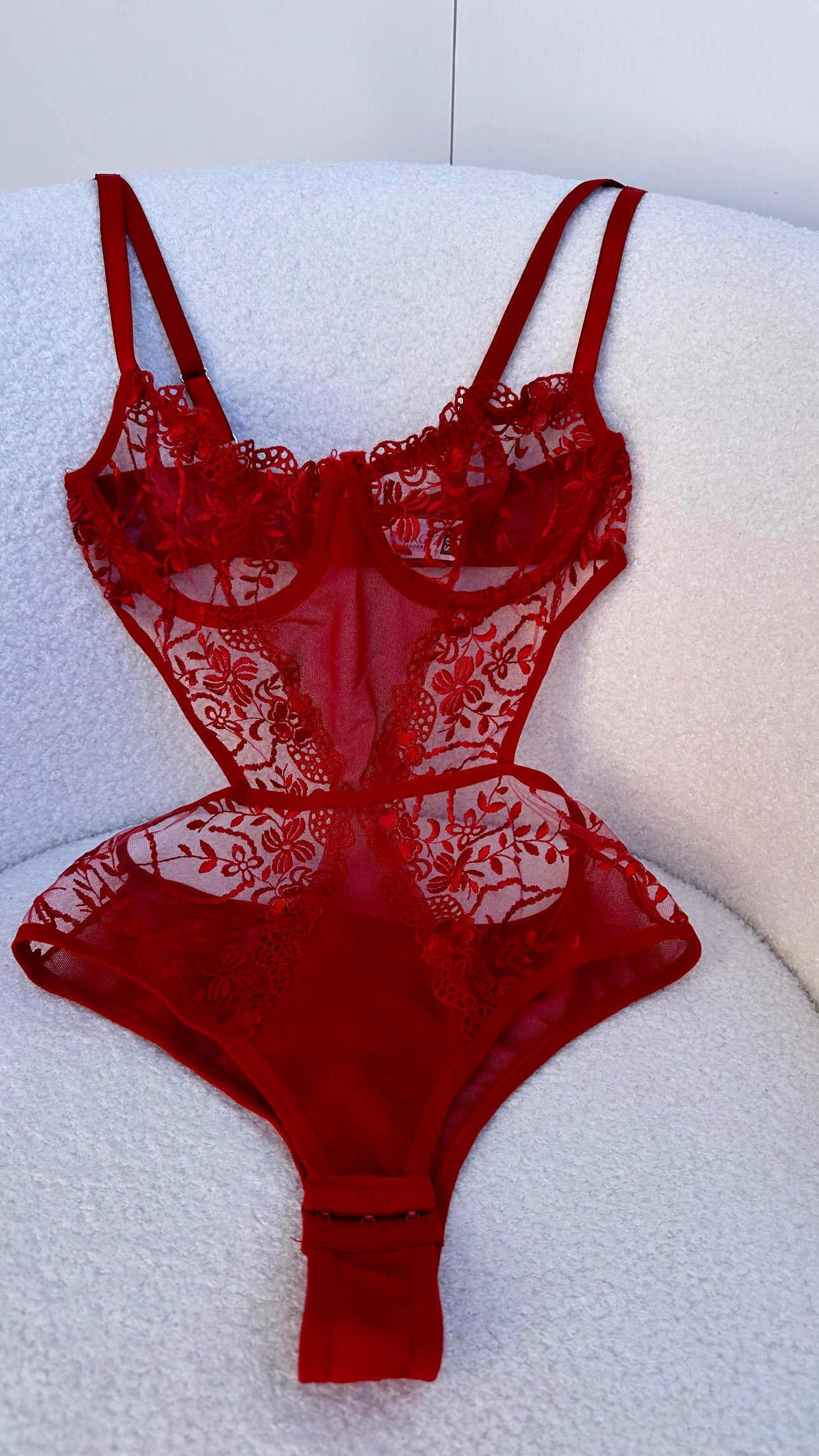 Tiana Lace Bodysuit wraps you in bold floral lace and confidence 🥰made to be unforgettable.