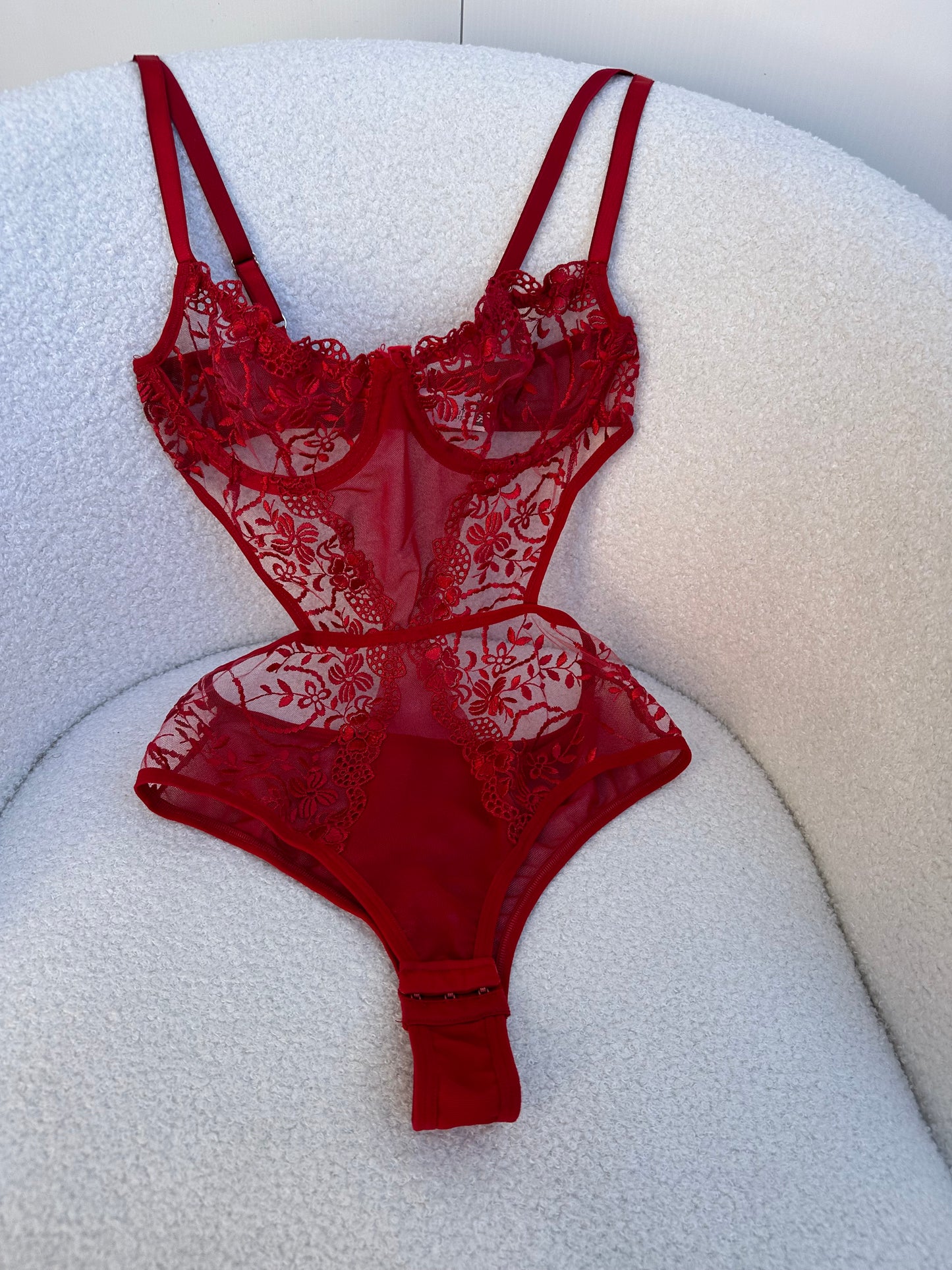 Tiana Lace Bodysuit wraps you in bold floral lace and confidence 🥰made to be unforgettable.